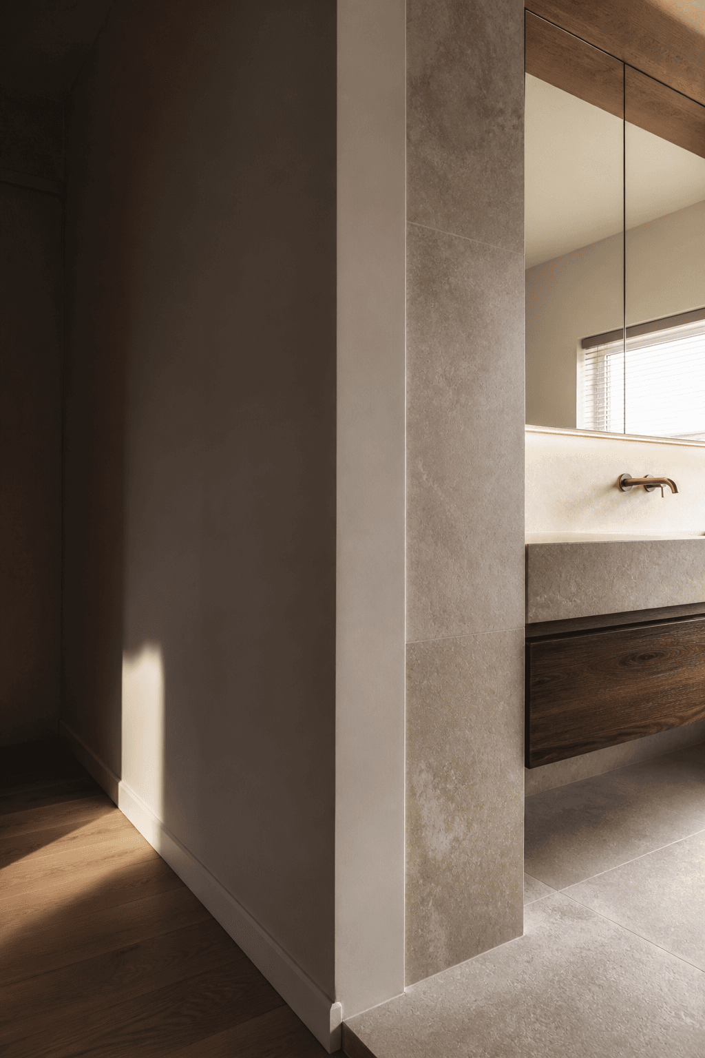 Finitions soignées en peinture, carrelage et bois naturel